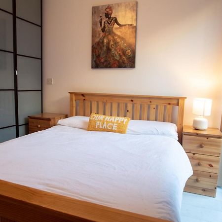 Two-Bedroom Luxury Apartment With Workspace, Free Secure Parking & Coffee Бирмингем Экстерьер фото