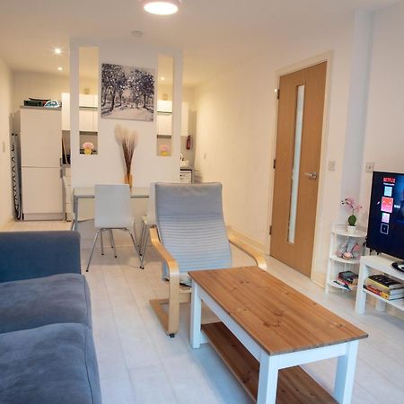 Two-Bedroom Luxury Apartment With Workspace, Free Secure Parking & Coffee Бирмингем Экстерьер фото