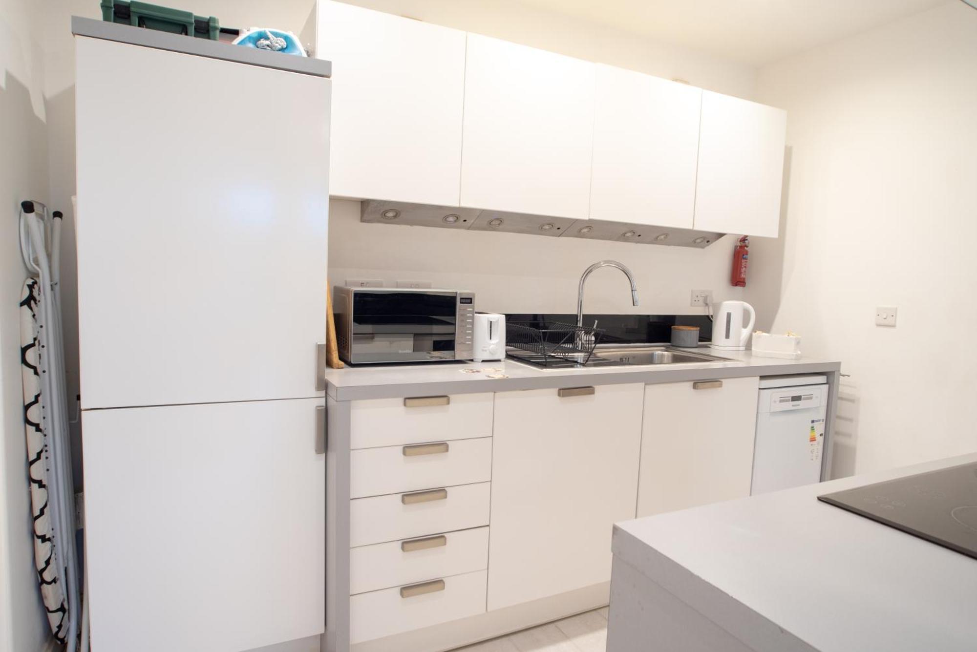 Two-Bedroom Luxury Apartment With Workspace, Free Secure Parking & Coffee Бирмингем Экстерьер фото