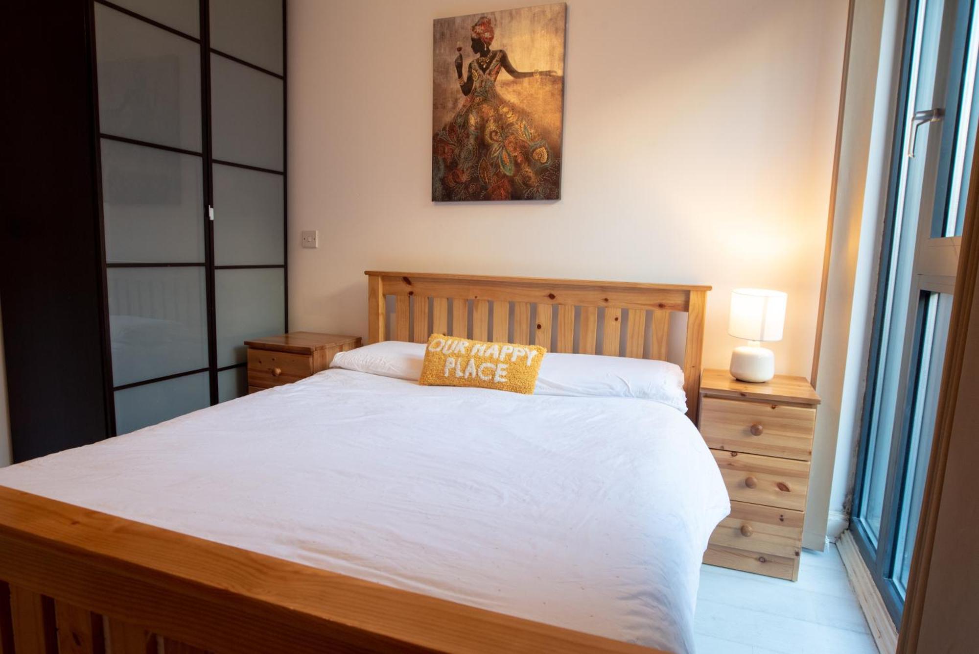 Two-Bedroom Luxury Apartment With Workspace, Free Secure Parking & Coffee Бирмингем Экстерьер фото