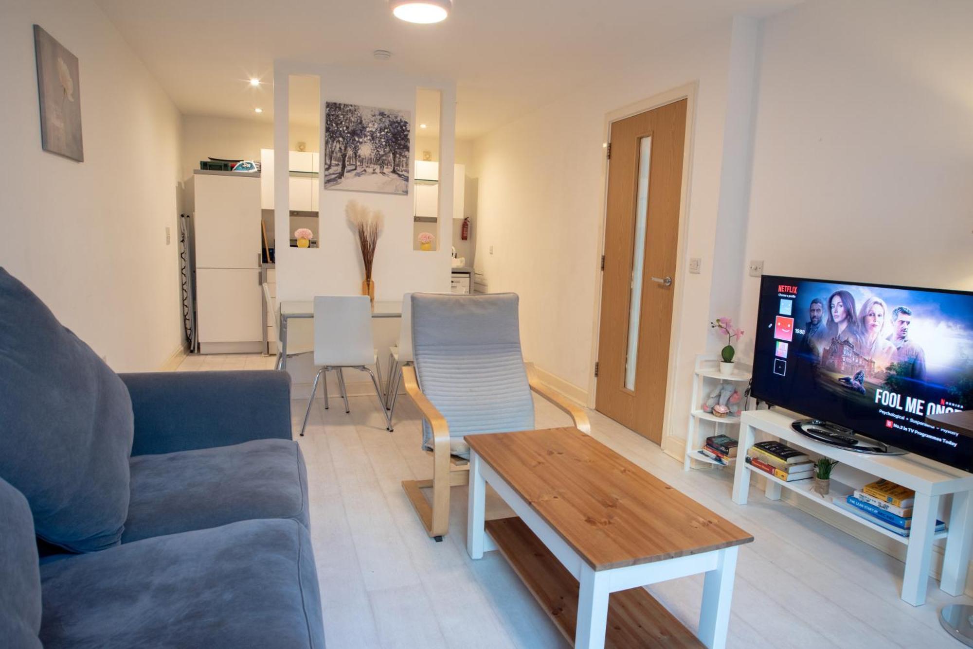 Two-Bedroom Luxury Apartment With Workspace, Free Secure Parking & Coffee Бирмингем Экстерьер фото