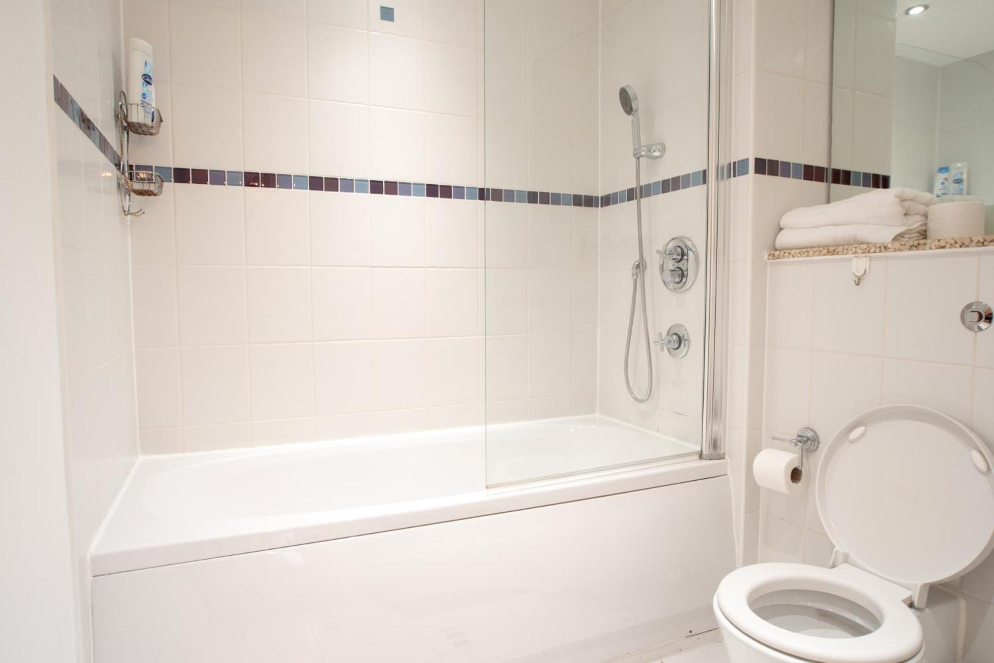 Two-Bedroom Luxury Apartment With Workspace, Free Secure Parking & Coffee Бирмингем Экстерьер фото