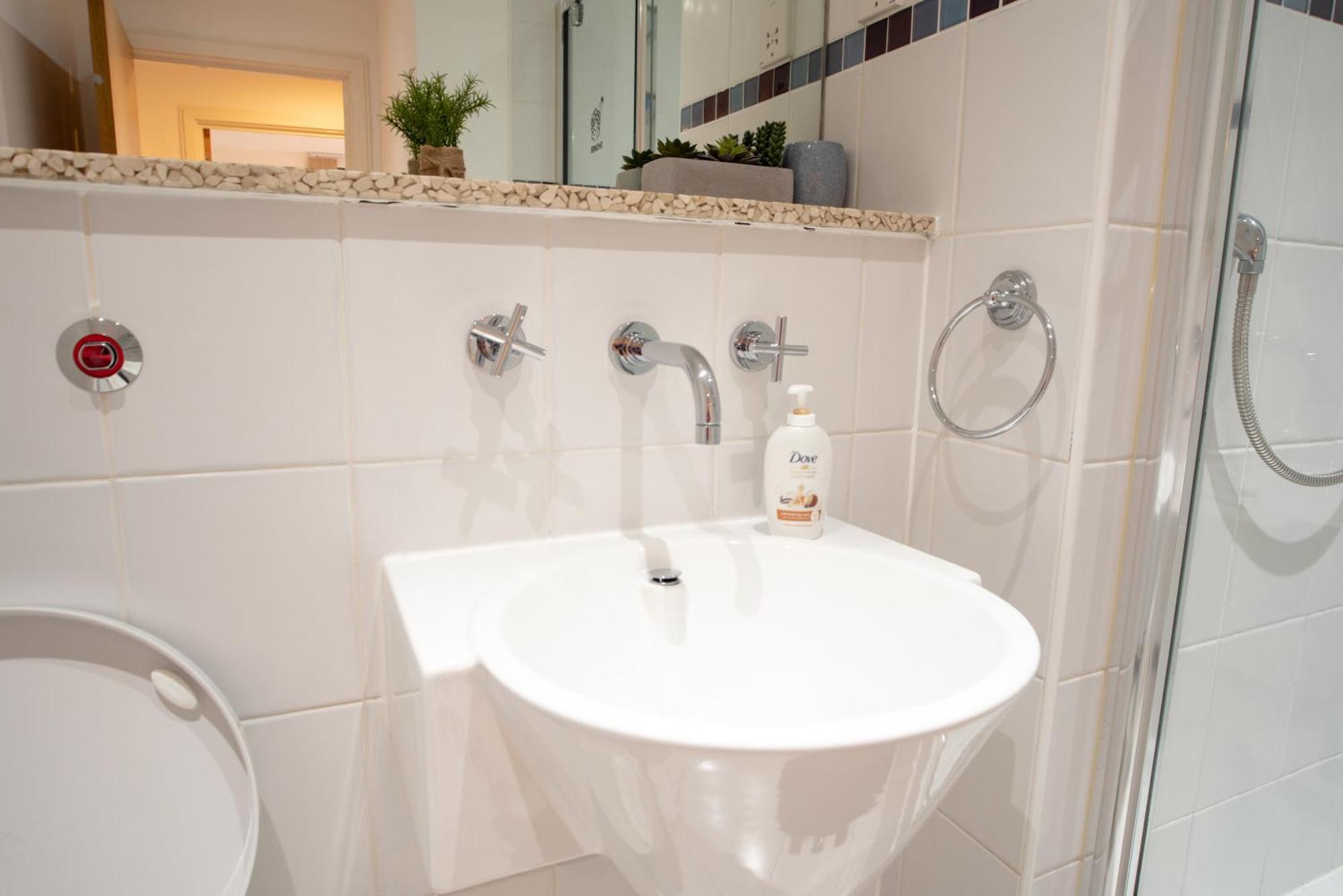 Two-Bedroom Luxury Apartment With Workspace, Free Secure Parking & Coffee Бирмингем Экстерьер фото