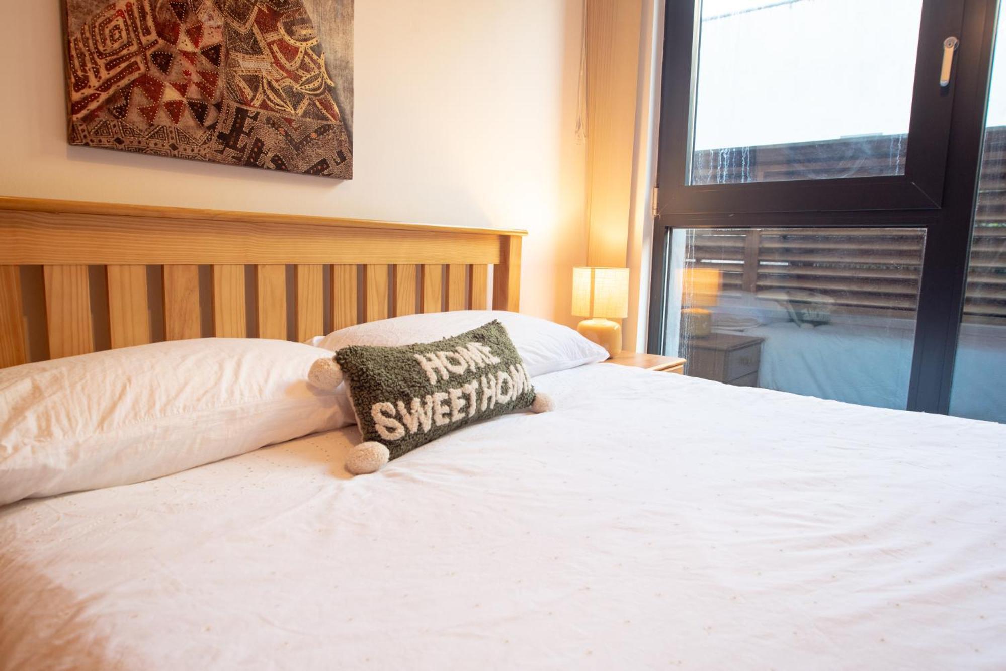 Two-Bedroom Luxury Apartment With Workspace, Free Secure Parking & Coffee Бирмингем Экстерьер фото