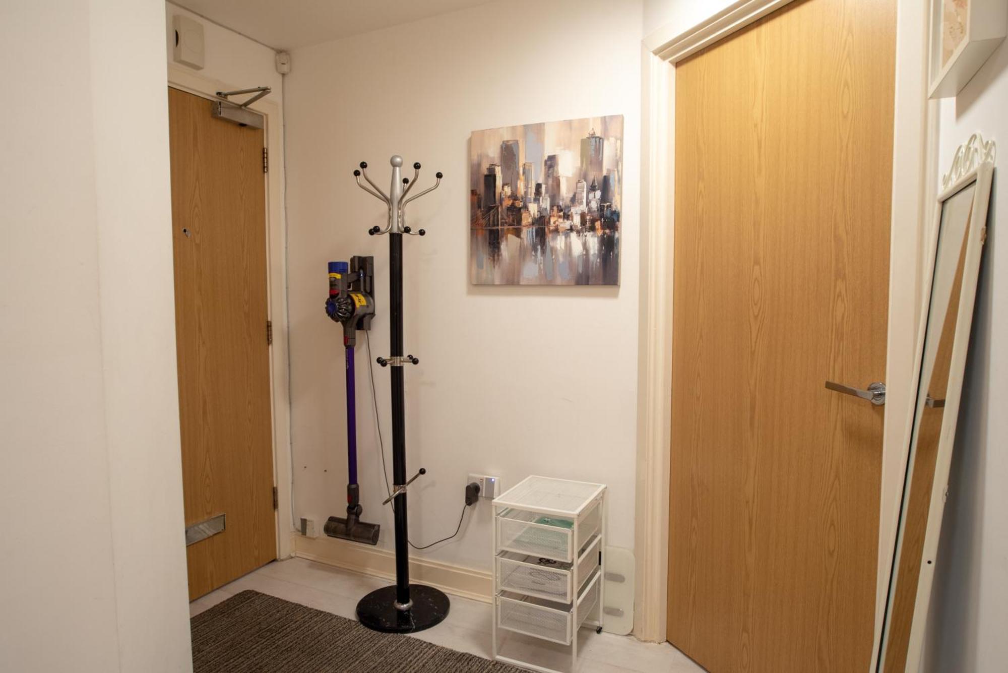 Two-Bedroom Luxury Apartment With Workspace, Free Secure Parking & Coffee Бирмингем Экстерьер фото