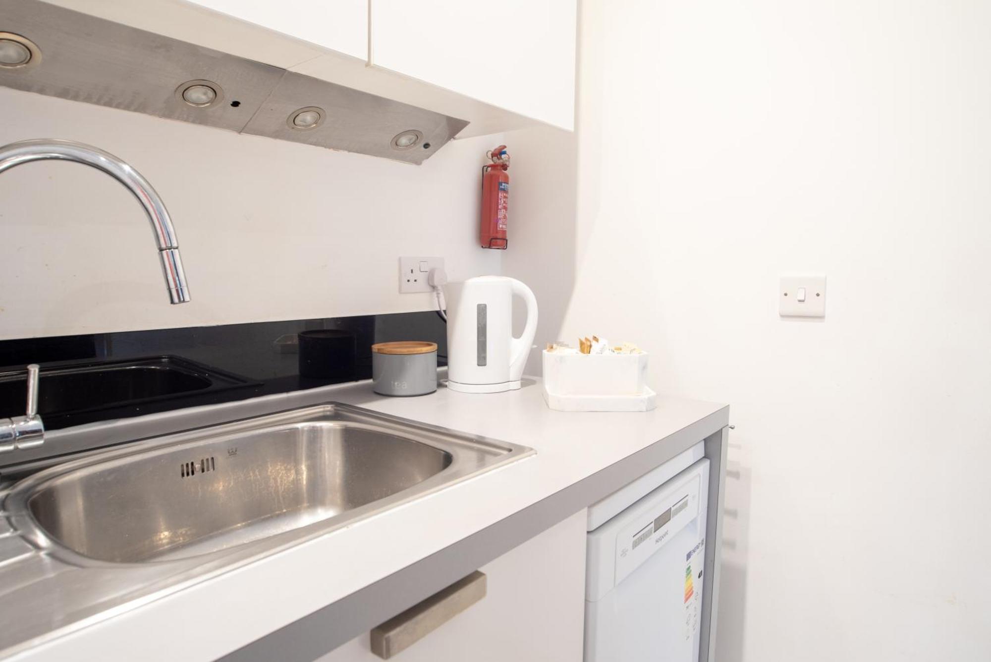 Two-Bedroom Luxury Apartment With Workspace, Free Secure Parking & Coffee Бирмингем Экстерьер фото