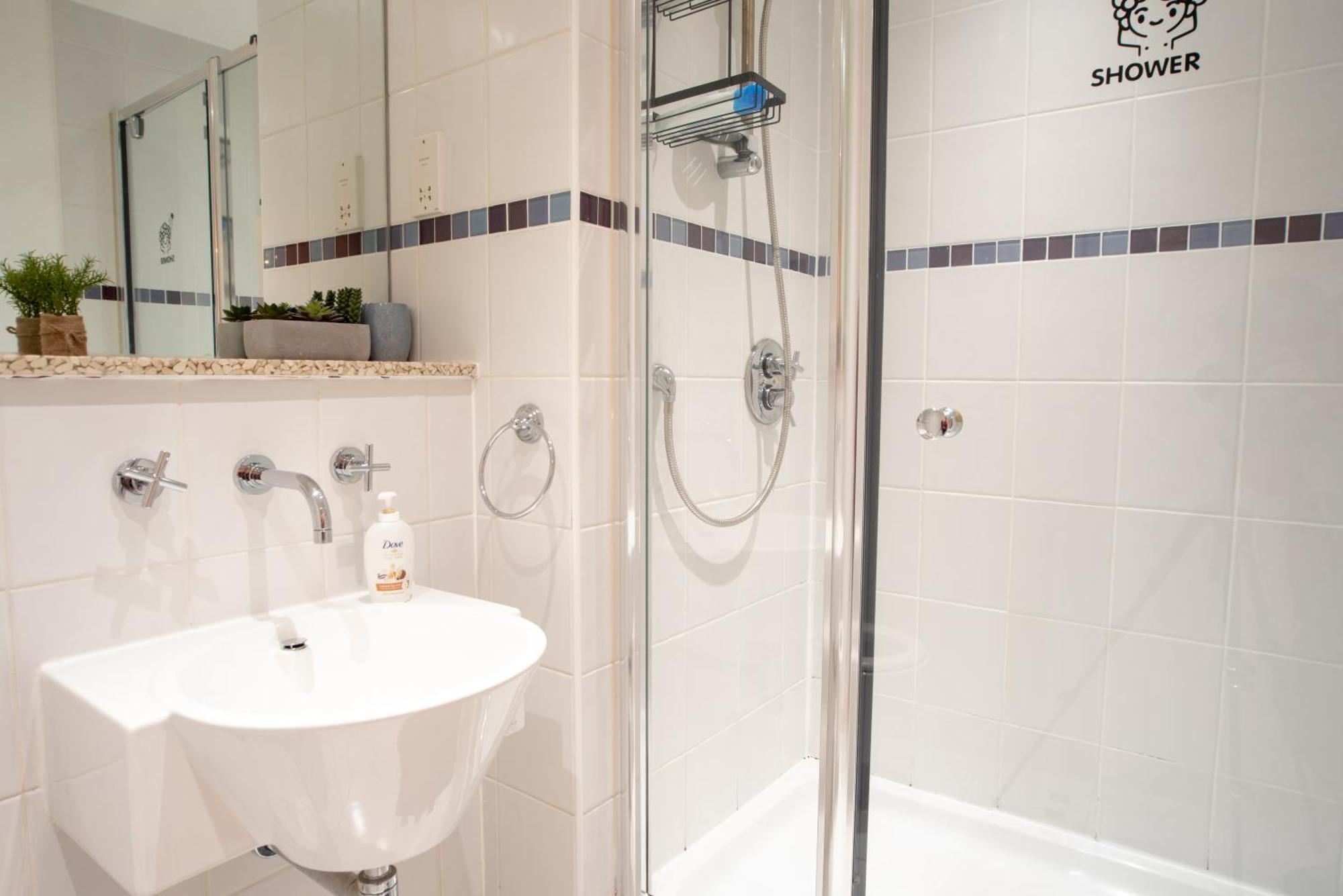 Two-Bedroom Luxury Apartment With Workspace, Free Secure Parking & Coffee Бирмингем Экстерьер фото