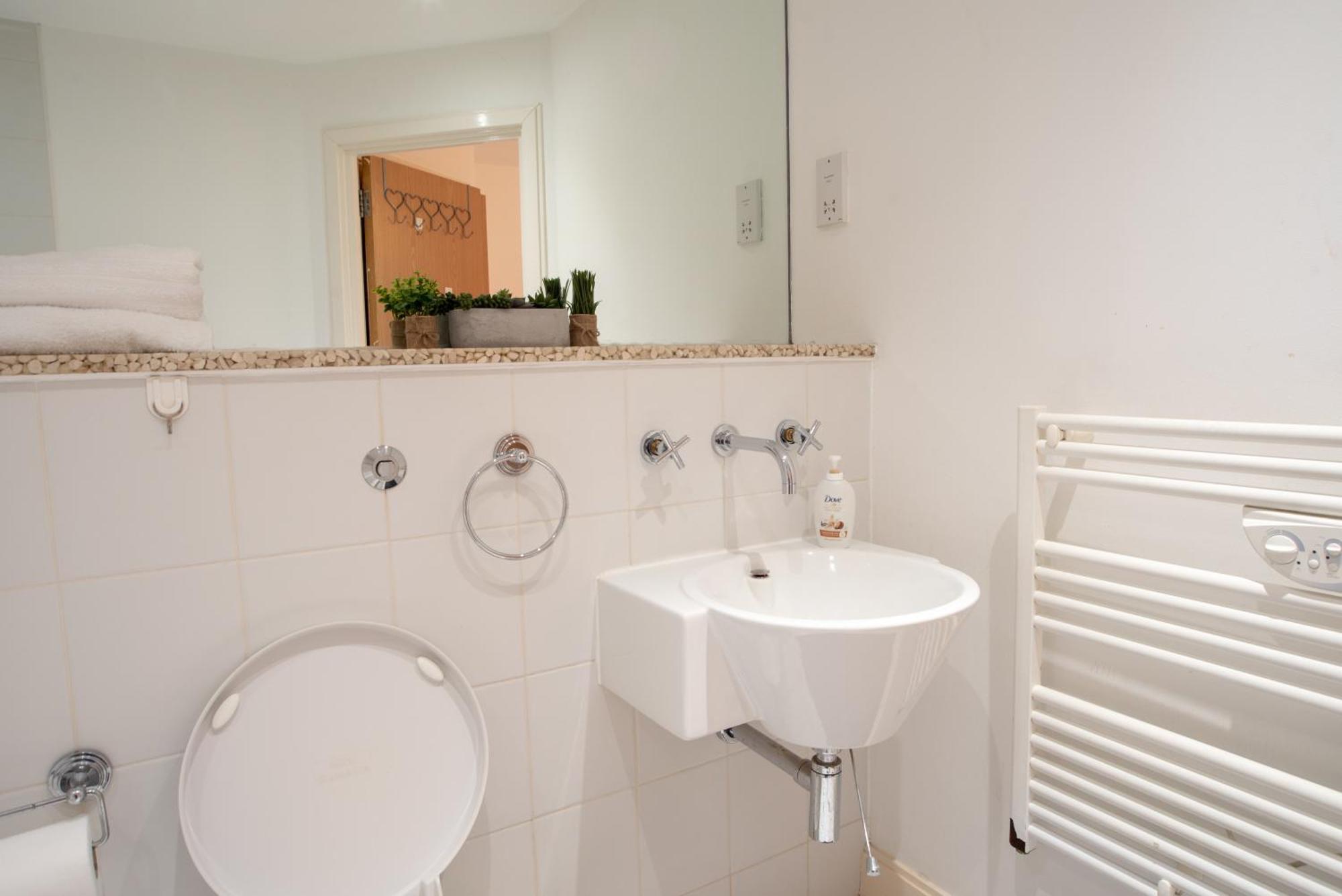 Two-Bedroom Luxury Apartment With Workspace, Free Secure Parking & Coffee Бирмингем Экстерьер фото