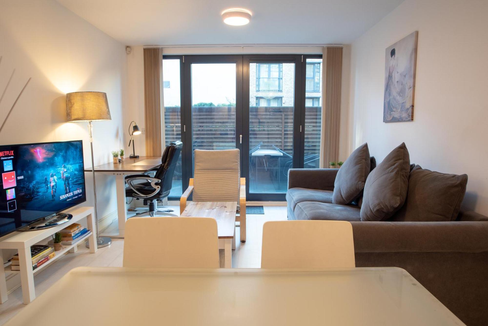 Two-Bedroom Luxury Apartment With Workspace, Free Secure Parking & Coffee Бирмингем Экстерьер фото