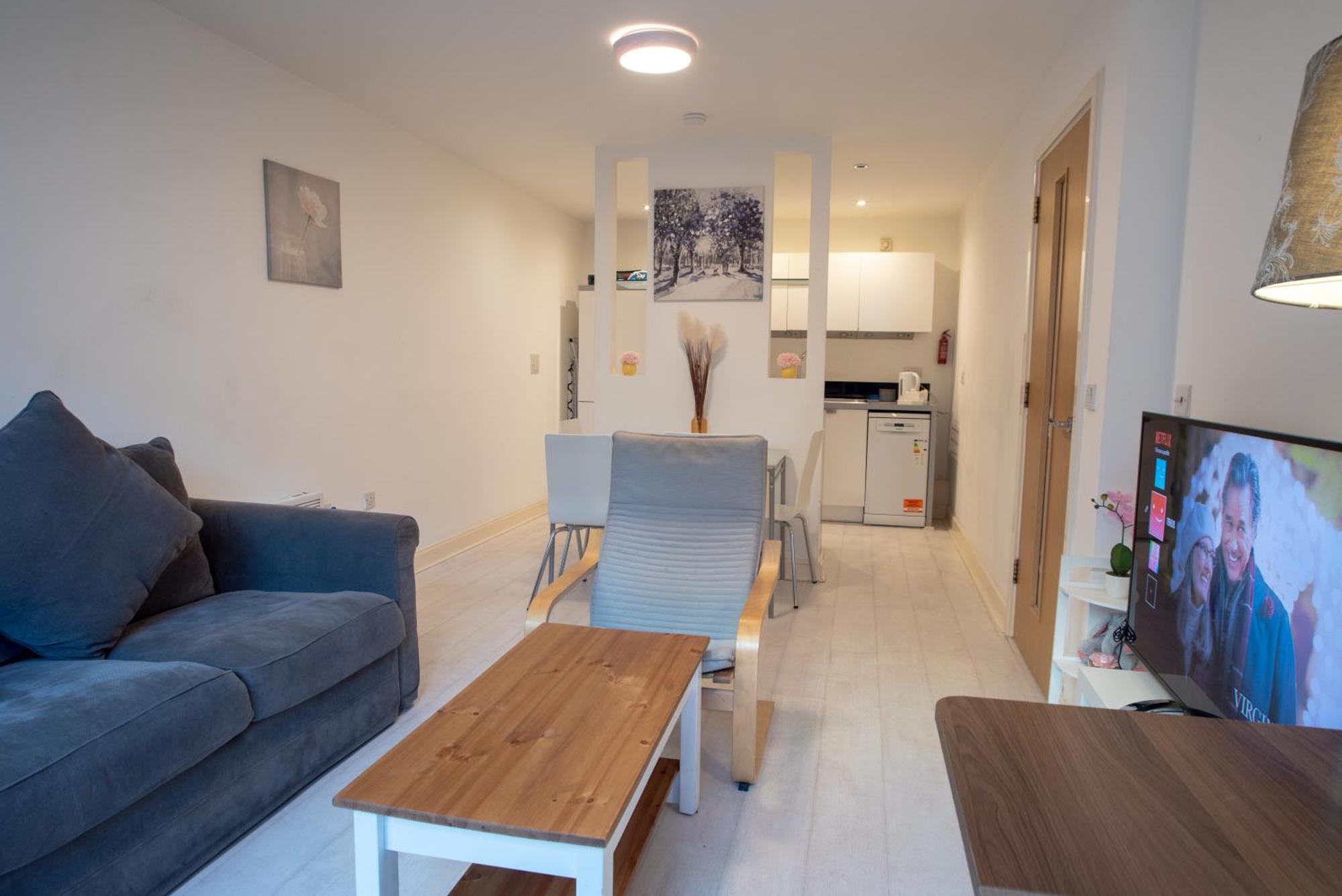 Two-Bedroom Luxury Apartment With Workspace, Free Secure Parking & Coffee Бирмингем Экстерьер фото