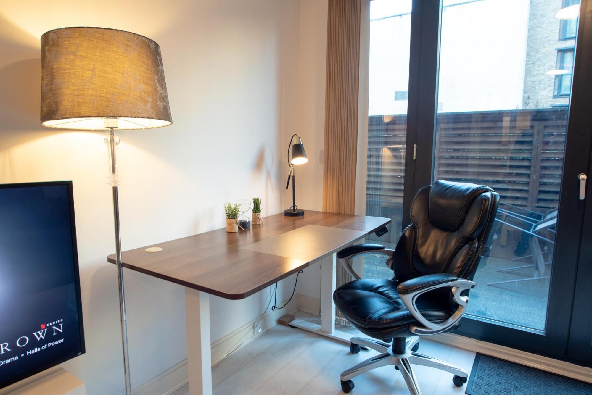 Two-Bedroom Luxury Apartment With Workspace, Free Secure Parking & Coffee Бирмингем Экстерьер фото
