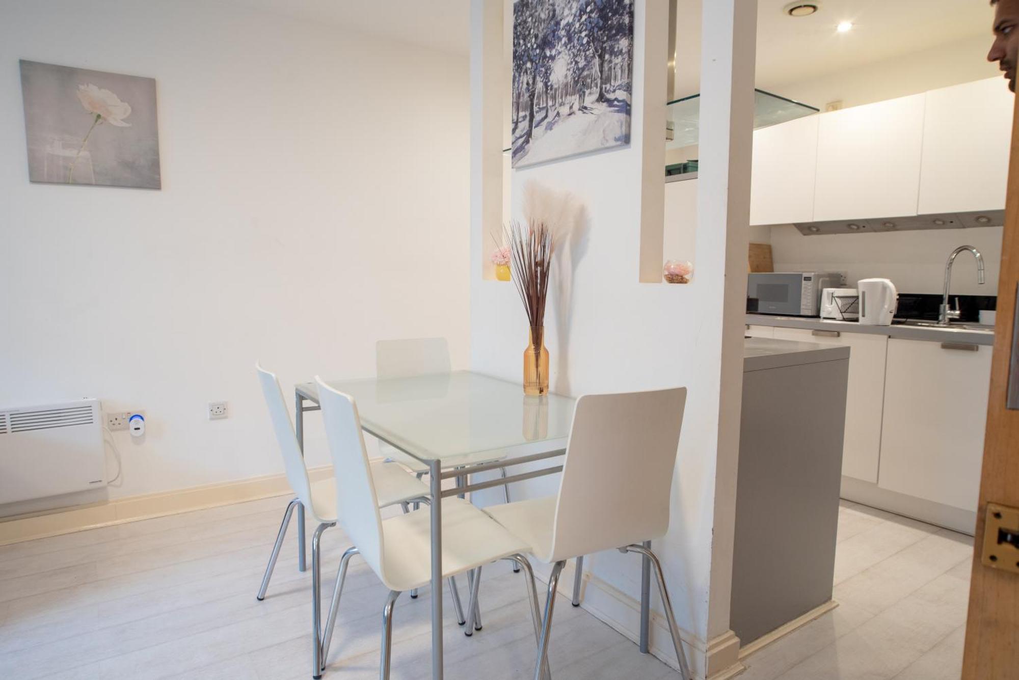 Two-Bedroom Luxury Apartment With Workspace, Free Secure Parking & Coffee Бирмингем Экстерьер фото
