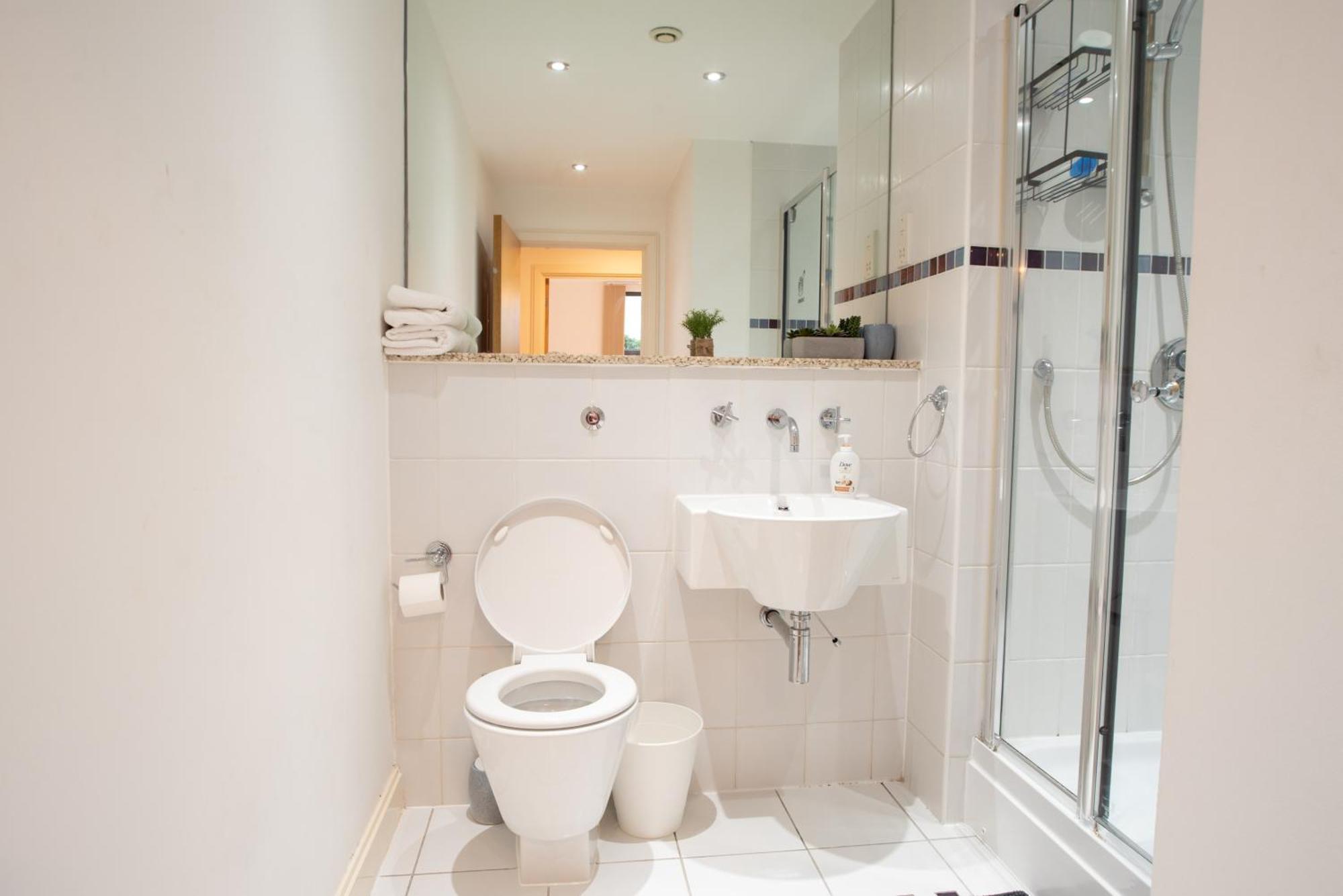 Two-Bedroom Luxury Apartment With Workspace, Free Secure Parking & Coffee Бирмингем Экстерьер фото