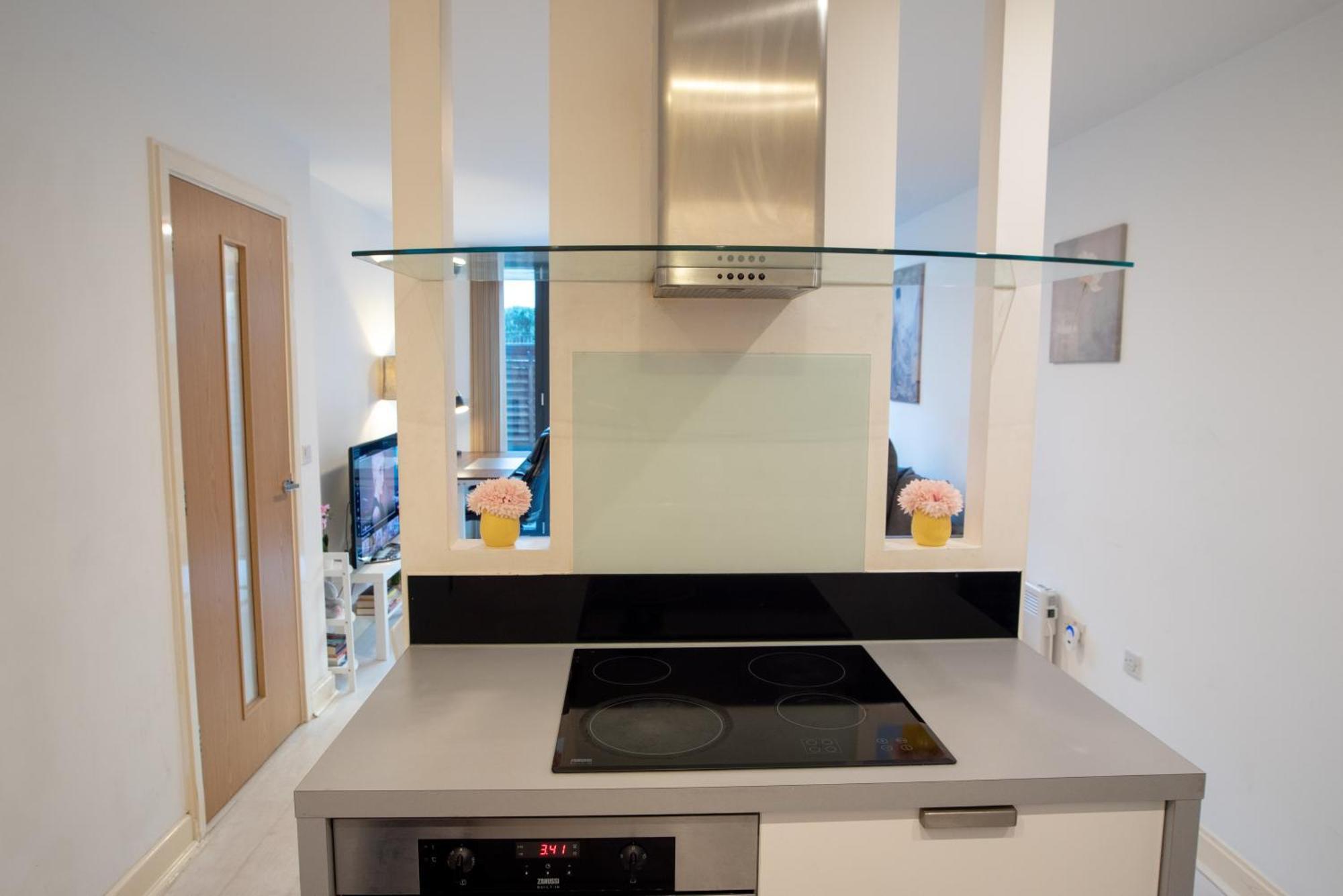Two-Bedroom Luxury Apartment With Workspace, Free Secure Parking & Coffee Бирмингем Экстерьер фото