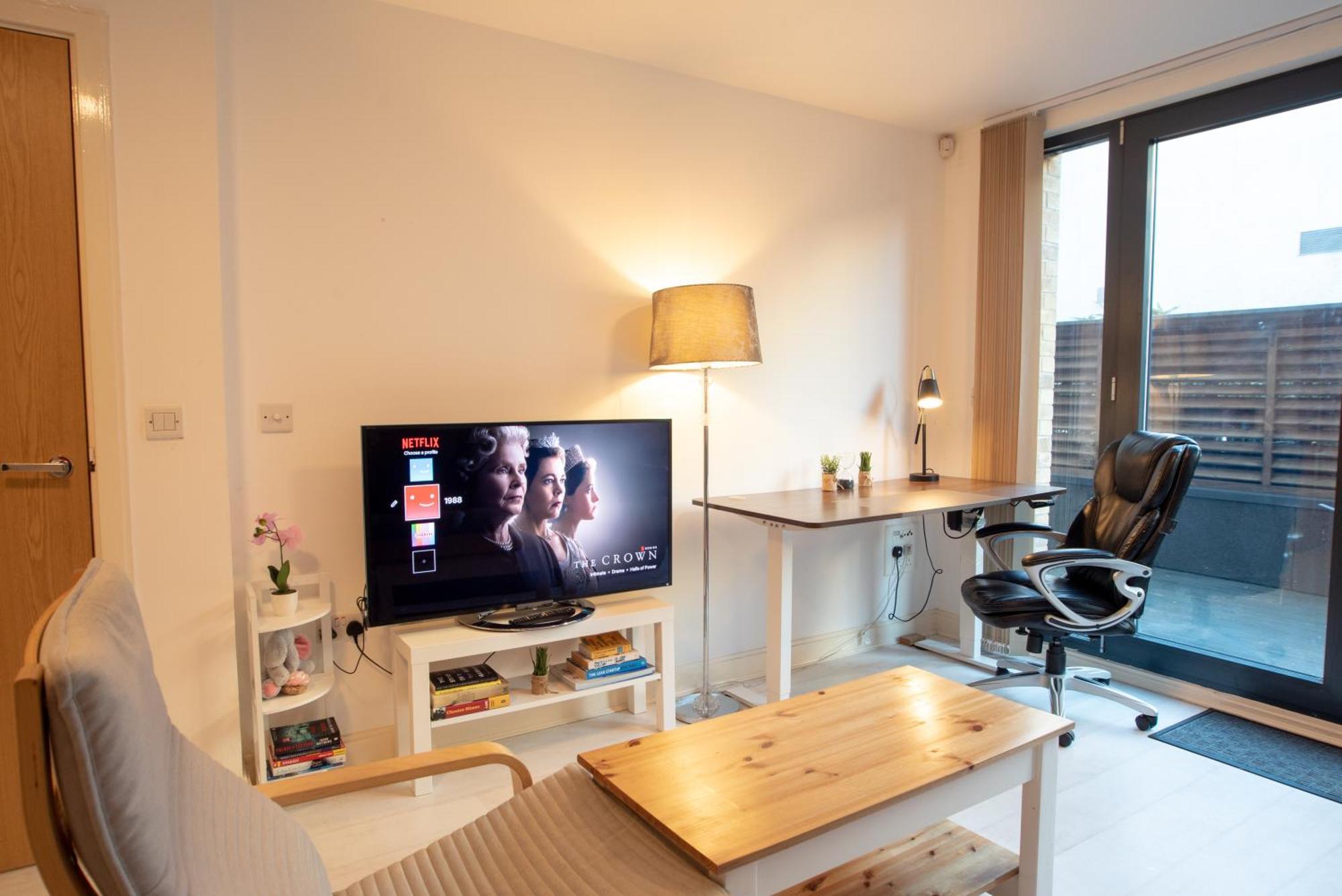Two-Bedroom Luxury Apartment With Workspace, Free Secure Parking & Coffee Бирмингем Экстерьер фото