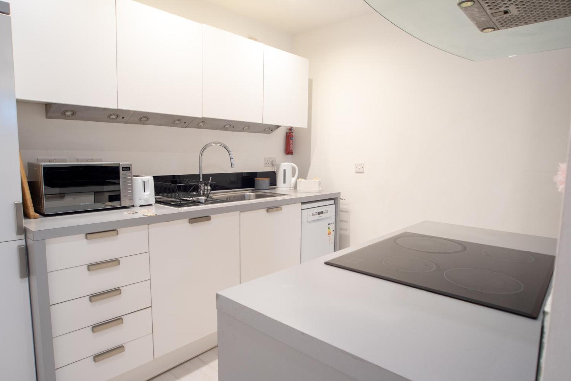 Two-Bedroom Luxury Apartment With Workspace, Free Secure Parking & Coffee Бирмингем Экстерьер фото