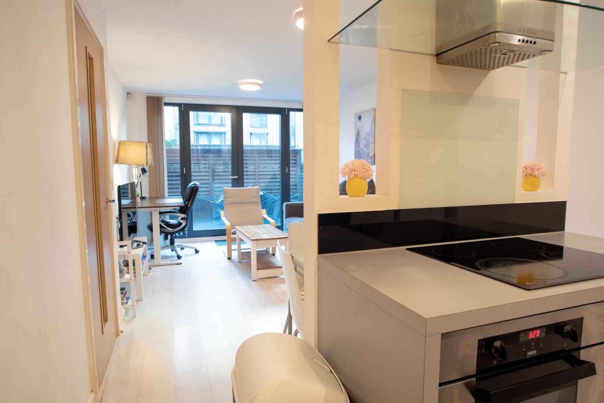 Two-Bedroom Luxury Apartment With Workspace, Free Secure Parking & Coffee Бирмингем Экстерьер фото