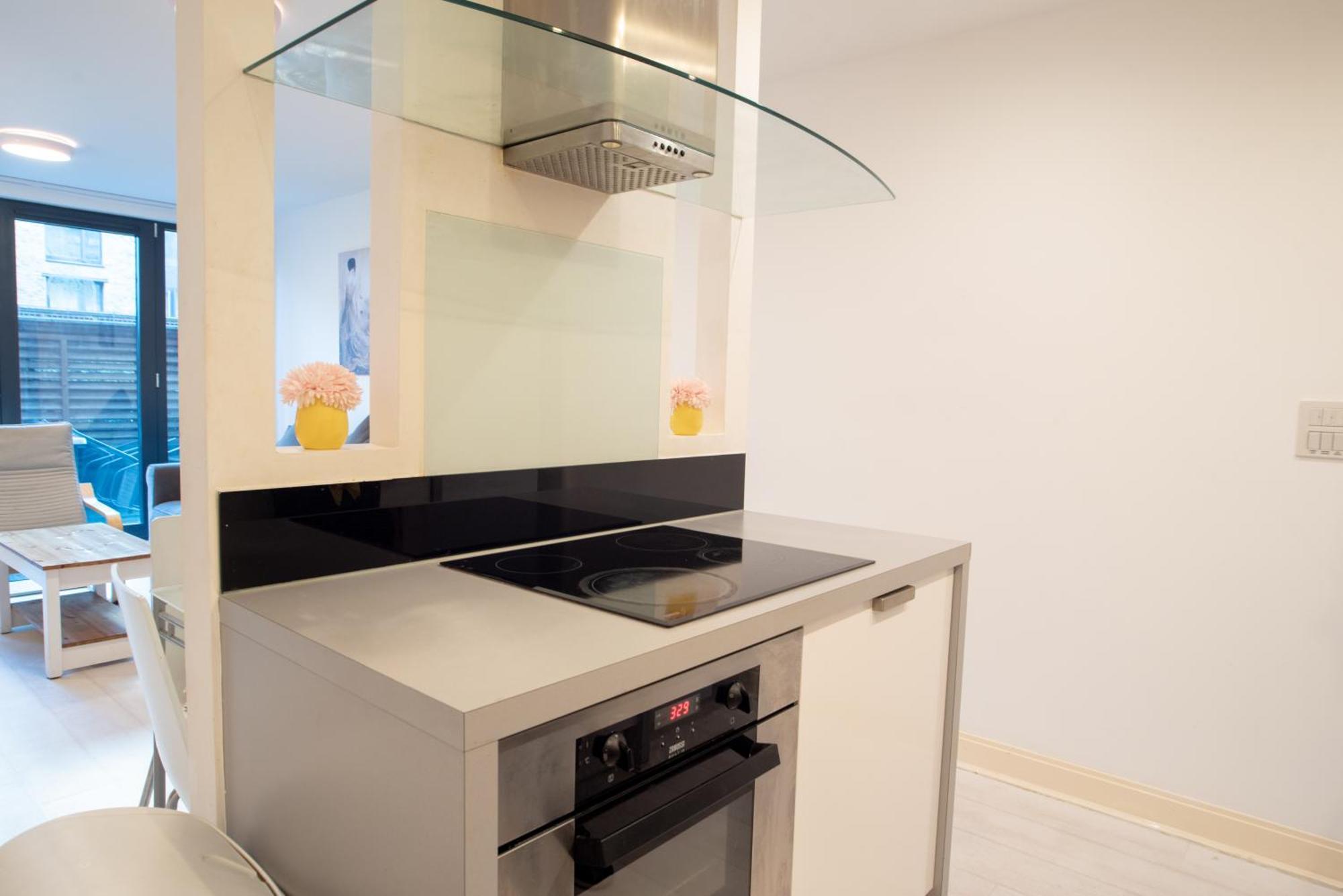 Two-Bedroom Luxury Apartment With Workspace, Free Secure Parking & Coffee Бирмингем Экстерьер фото