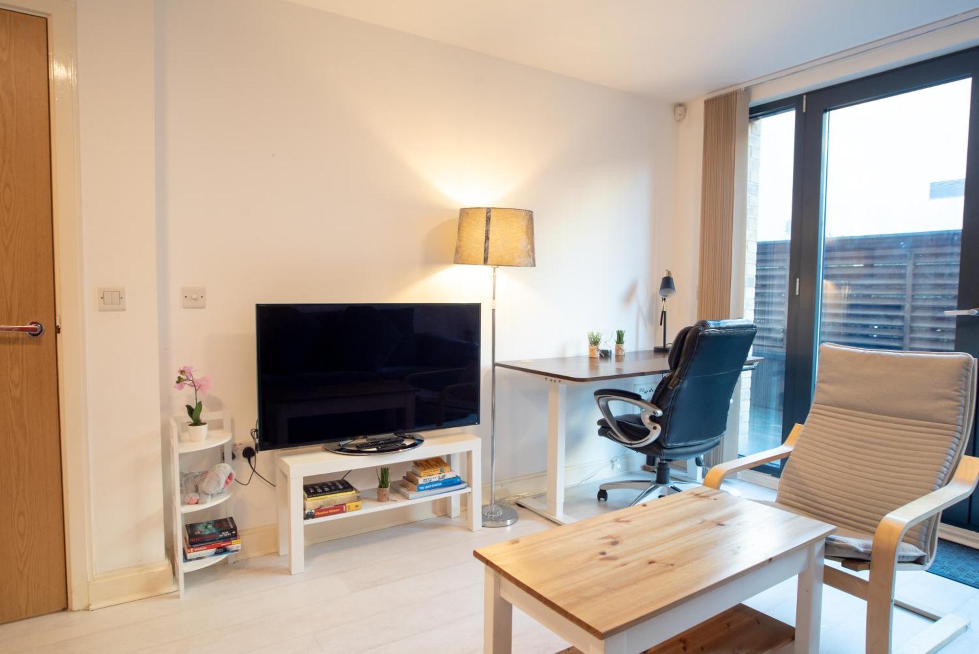 Two-Bedroom Luxury Apartment With Workspace, Free Secure Parking & Coffee Бирмингем Экстерьер фото