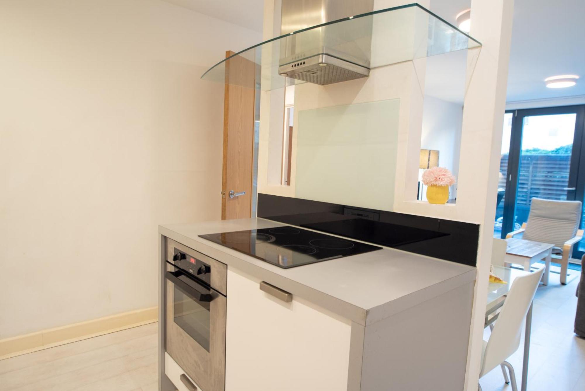 Two-Bedroom Luxury Apartment With Workspace, Free Secure Parking & Coffee Бирмингем Экстерьер фото