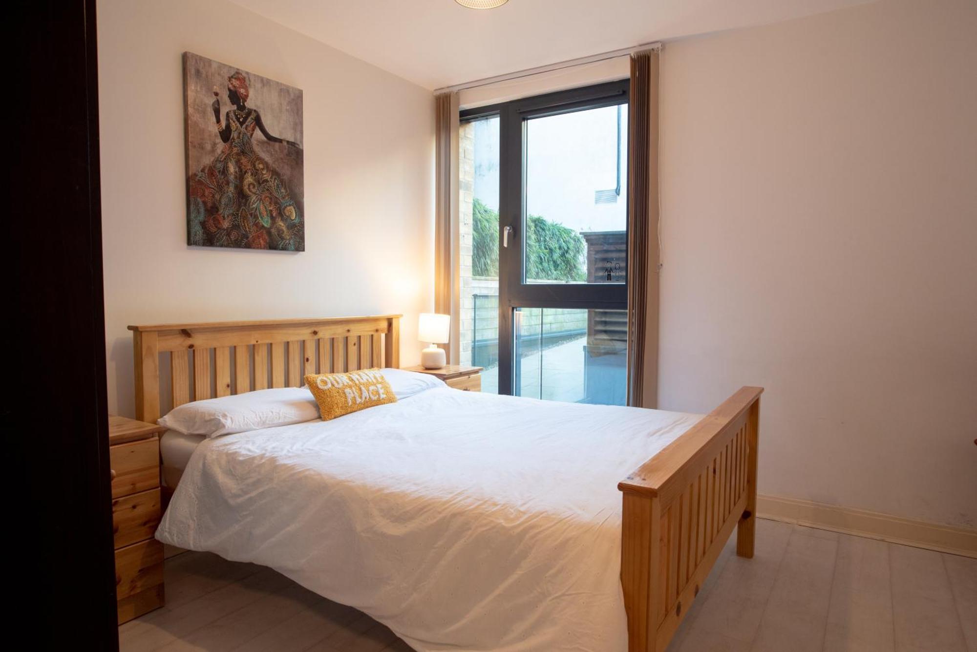 Two-Bedroom Luxury Apartment With Workspace, Free Secure Parking & Coffee Бирмингем Экстерьер фото