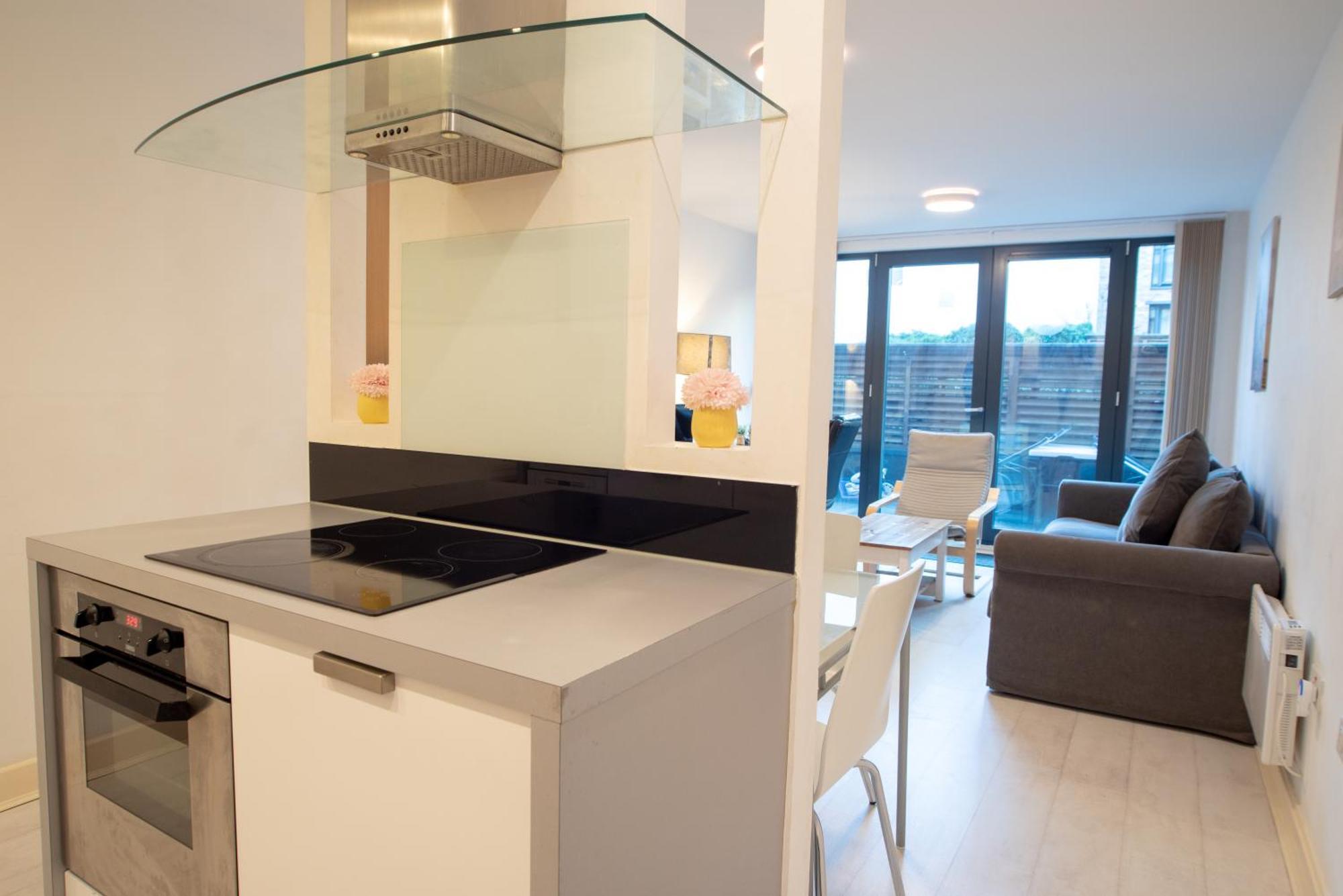Two-Bedroom Luxury Apartment With Workspace, Free Secure Parking & Coffee Бирмингем Экстерьер фото